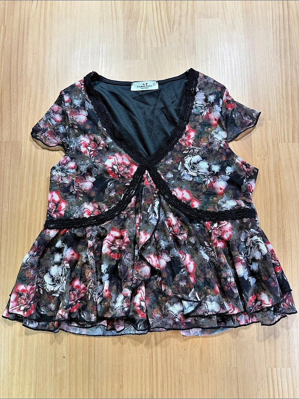 Rebellious Dreamer Floral Short Sleeve Blouse in Black & Red Size Large B18